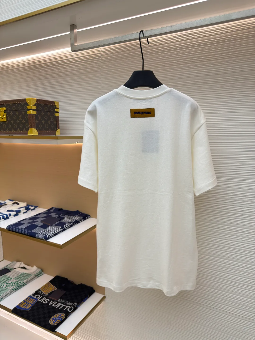 LOUIS VUITTON embroidered beaded letter T-shirt ●Authentic product: 13000 purchased and developed ●Item number: 1680221-A85 ●Fabric: combed cotton fabric ●Technology: embroidery production ●Version: fitted version ●Weight: about 420 grams ●Size: XS-S-M-L ●Description: The fabric is made of 26s double-ply combed cotton + long-staple cotton blended compact siro yarn. The rib is made of 26s+32s yarn 1*1 cylinder machine open width rib. The front panel is embroidered with Tajima embroidery machine imported from Japan. The thick plate rubber pad is polyester mercerized. Thread three-dimensional hemming embroidery, purchase Y version to manually point each bead, open a cardboard mold, and scan powder for precise positioning of a single piece. The beads are made of 4-mile round pearlescent white bubble beads, made by hand crochet technology, and all single beads are tied with hooks and threads to ensure that they are placed at the powder scan position. The overall wiring is straight and delicate, the fabric is comfortable and soft, and the color is consistent without color difference. It can be matched with the same style to create a fashionable look and control various occasions. Customized accessories, complete with three standards, same style for men and women!